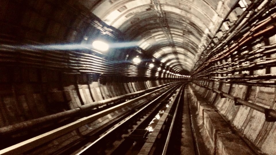 Prázdný tunel metra s vypnutým napájením. Pohled pro estéty