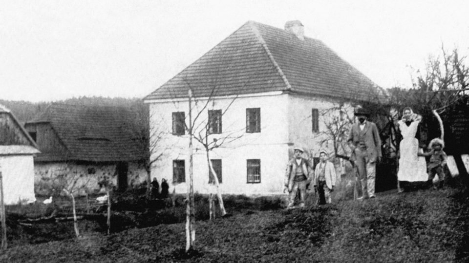 Ležáky byla malá osada na Chrudimsku, ležící na samém okraji Žďárských vrchů a Železných hor, tvořená osmi rodinnými domky a mlýnem (na snímku)