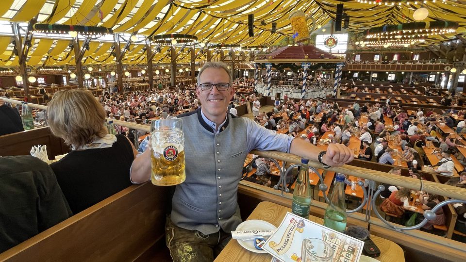 Christian Dahnck, hlavní sládek v pivovaru Paulaner si pivní svátek užívá, největší nápor na nervy už má za sebou