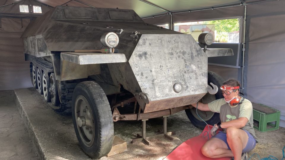 Konzervátorka Mária Reganová čistí transportér Sd. Kfz. 251 Ausf. D