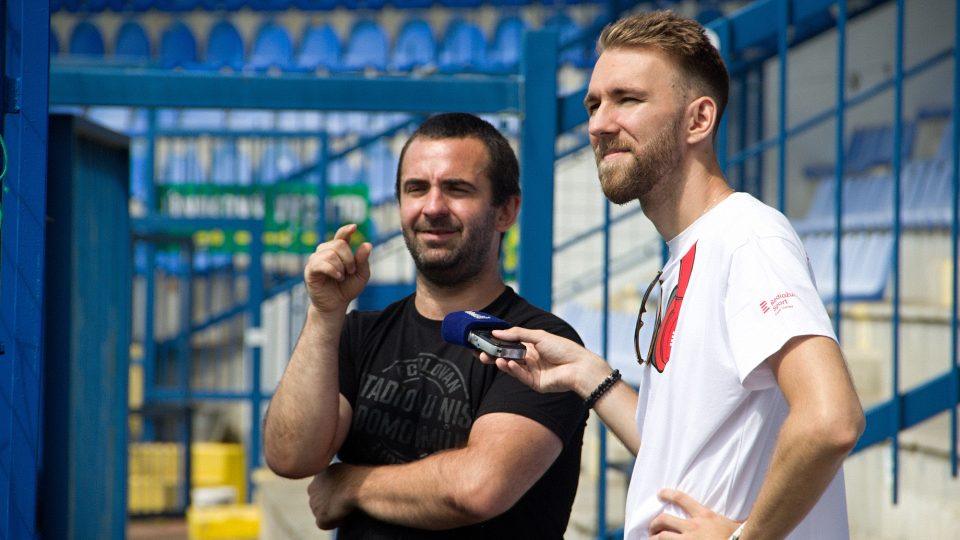 Tomáš Čarnogurský z FC Slovan Liberec provází Martina Minhu fotbalovým stadionem U Nisy