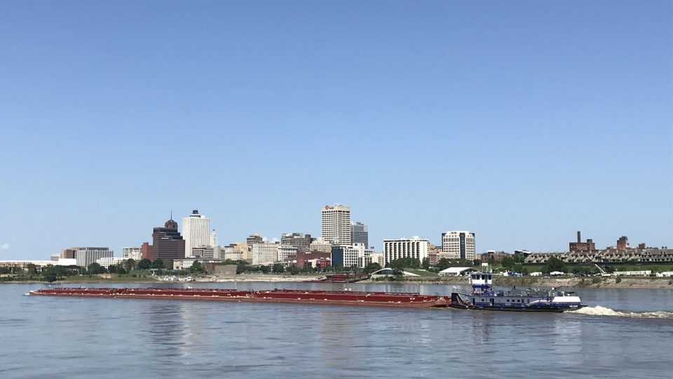 Nákladní lodní doprava na řece Mississippi, v pozadí kulisa Memphisu.