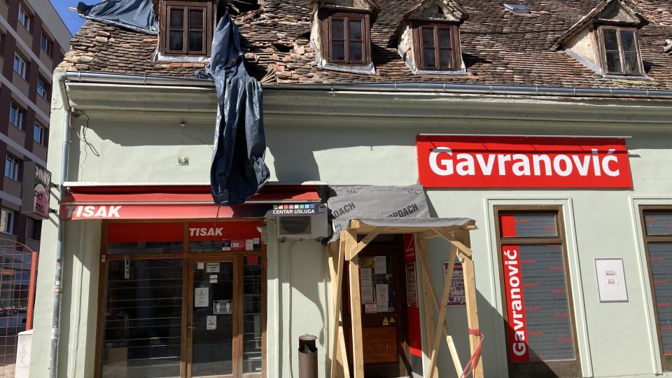 Silné zemětřesení zasáhlo i okolní domy v obcích Sisak a Petrinja