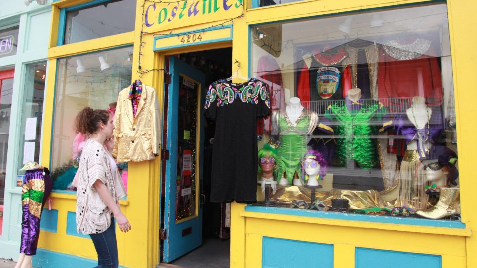 Vyhlášený obchod s vintage karnevalovým oblečením v New Orleans patří paní Claudii