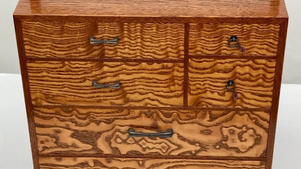 Při výrobě nábytku sašimono japonští truhláři nepoužijí jediný hřebík ani lepidlo