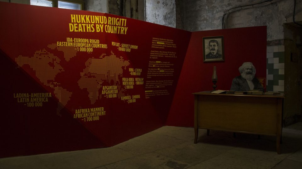 Součástí expozice je mapa spřátelených režimů a jejich obětí