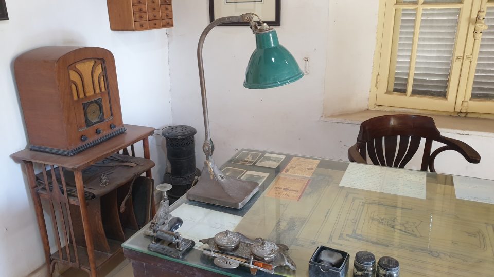 Cartrova pracovna: stolní smaltovaná lampička, kalamáře, děrovačka, sešívačka a také sejf, ve kterém uchovával peníze