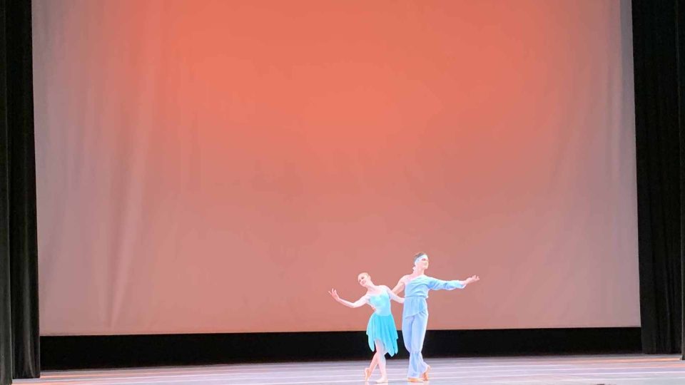 Na pódium přiběhla další dvojice tanečníků. Mají na sobě kostýmy, které mají modrou barvu, jednu z národních barev Ukrajiny