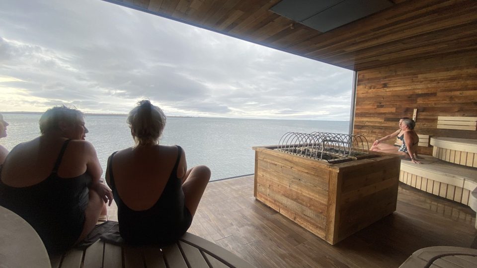 Sauna s výhledem v termálních lázních Sky Lagoon
