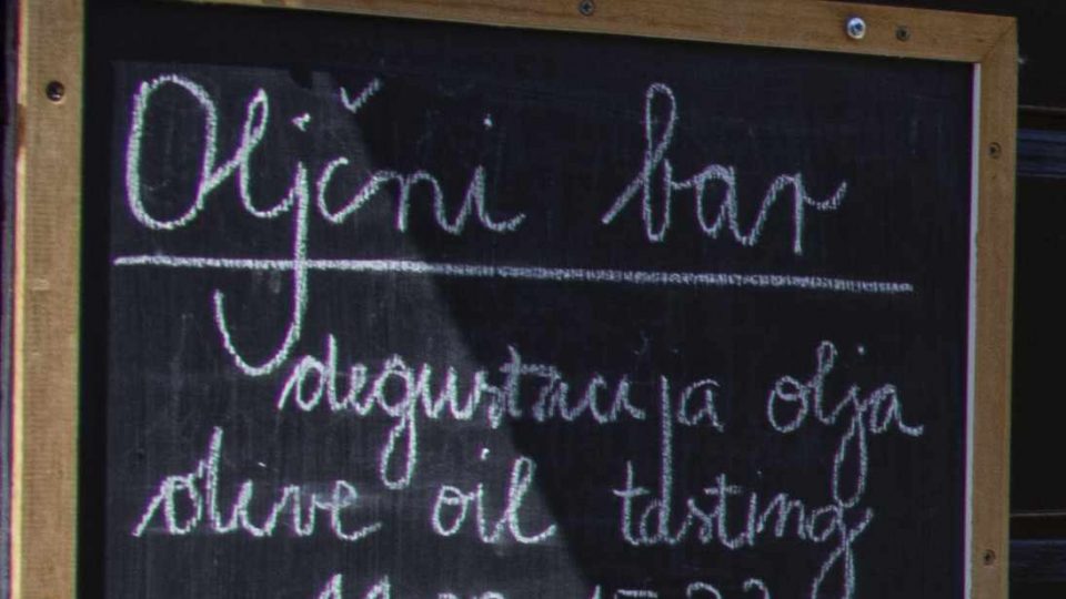 Olejový bar nabízí degustace olivového oleje, ale také se zde vaří a peče pro návštěvníky městečka