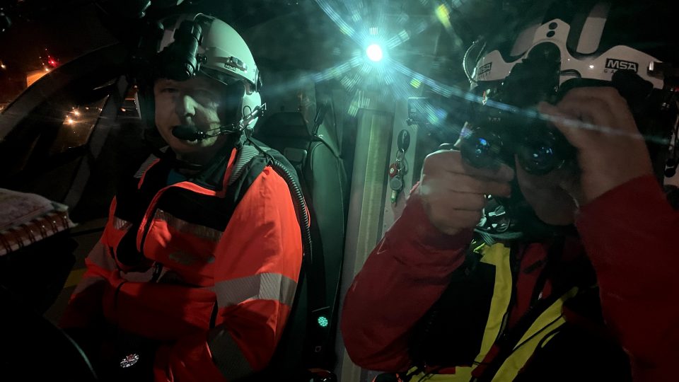 Noční brýle má pilot i záchranář, který pomáhá s navigací