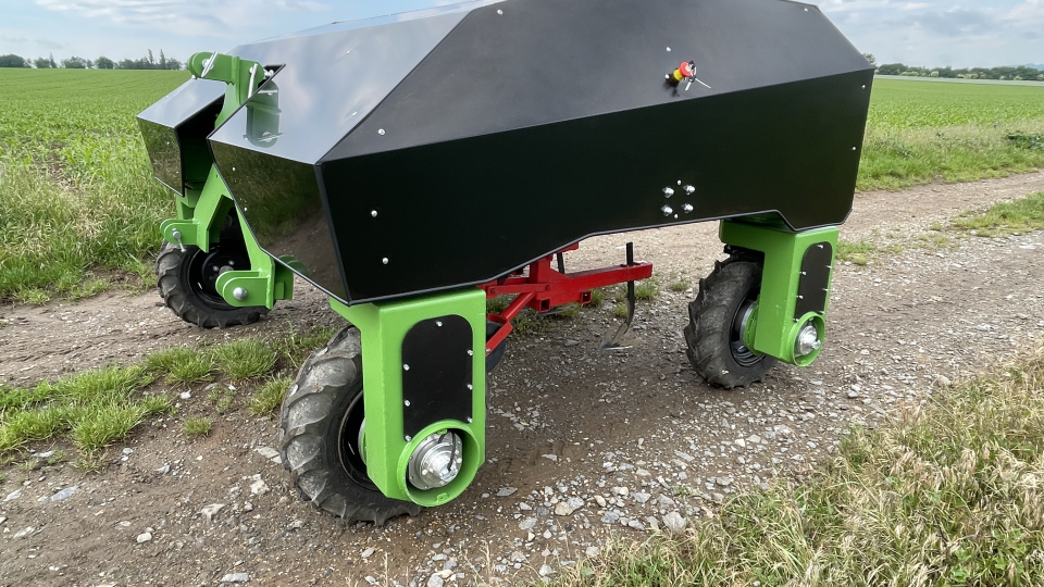 Na pole u Litovle na Olomoucku tento týden poprvé zkušebně vyjel autonomní zemědělský robot nazvaný Cronos Quadro