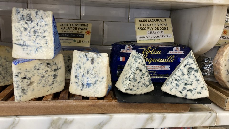 Plísňové sýry ve fromagerie Barthélémy mají i speciální krájecí stroj pojmenovaný roquefortaise