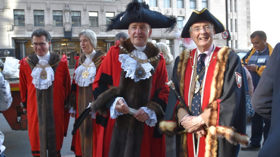 K tradici neodmyslitelně patří i historický obřadní šat. Na snímku jeden z organizátorů akce Duncan Crole se starostou londýnské City (v trojcípém klobouku).