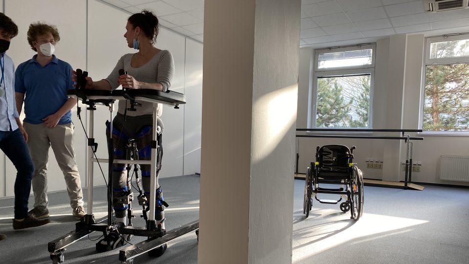 Dostupná pomůcka pro paraplegiky. Češi vyvinuli exoskelet, který lidem po úrazu páteře pomůže opět chodit