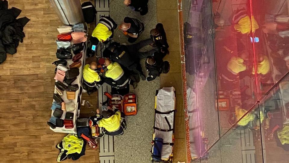 Policisté pomáhají s resucitací muže, který spadl z ochozu v obchodním centru