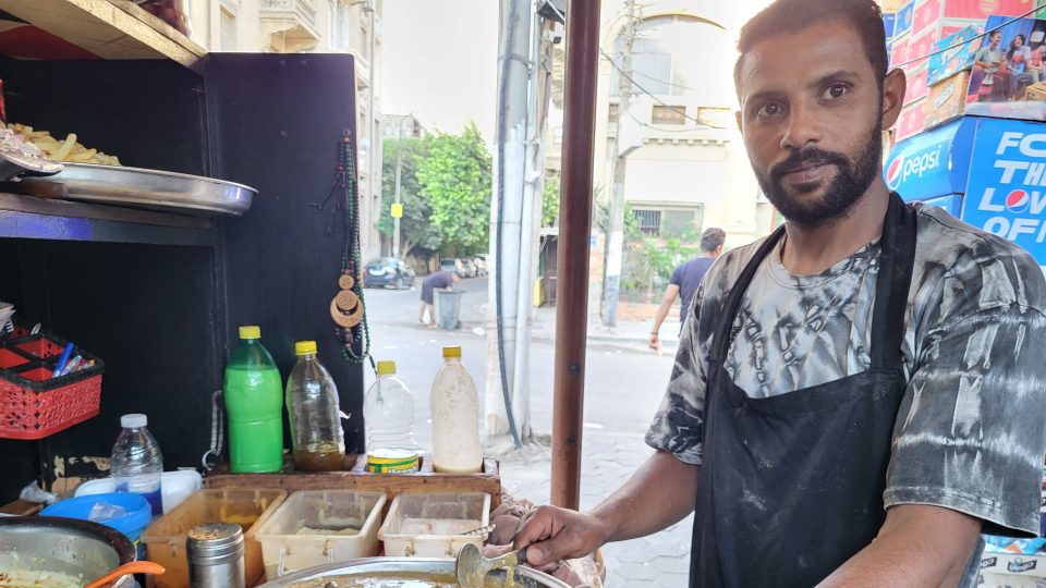 Ahmad al-Wádí má svůj stánek na rohu ulic v káhirské čtvrti Heliopolis už sedm let,. Předtím ale vařil fúl s tátou a ten zase s dědou