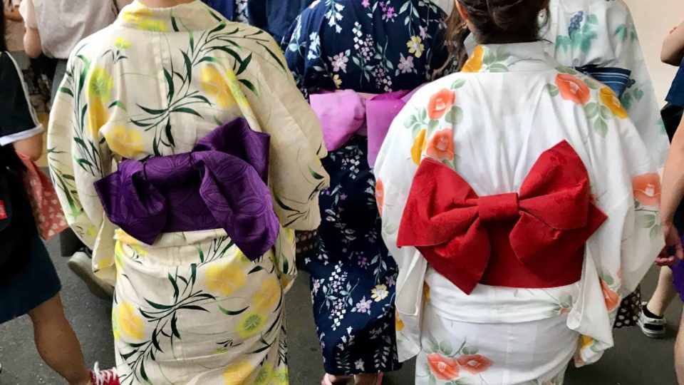 Jukata je bavlněná verze kimona. „Jukata už dnes není tak běžná věc. A když si ji člověk obleče, cítí se krásně a jako správná Japonka,“ říká dvacetiletá Kanako