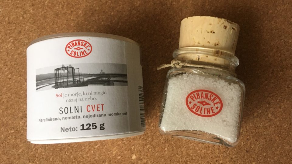 Mořská sůl ze Sečovle se zpracovává mimo jiné na koupelové i peelingové soli, slaná mýdla nebo bahenní masky