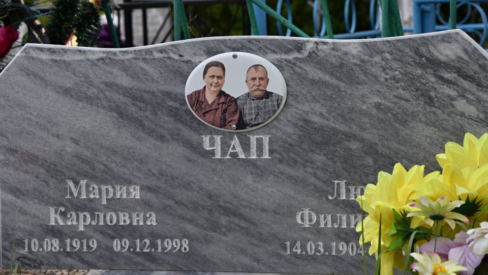 Náhrobek manželů Čápových na hřbitově ve Stěpanovce