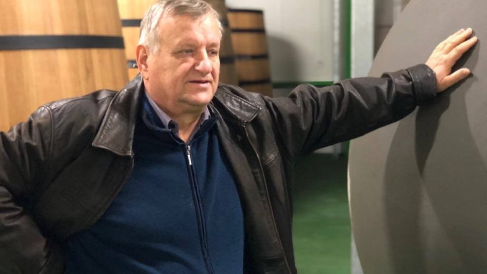 Vínu se Miloš Michlovský věnuje od mládí. Dnes vede rodinné vinařství a patří mezi přední české šlechtitele