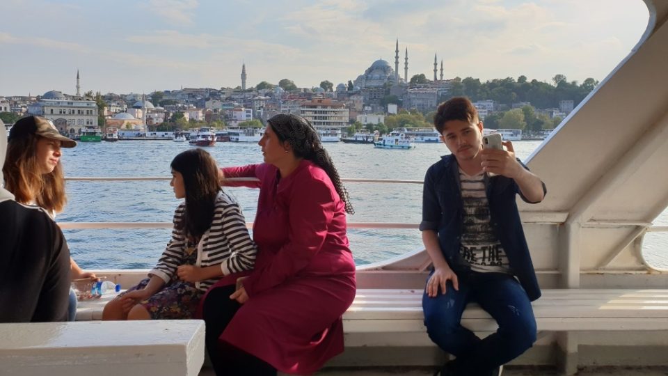 Městská lodní linka projíždí kolem sultánských mešit a často zastavuje u starých istanbulských čtvrtí.