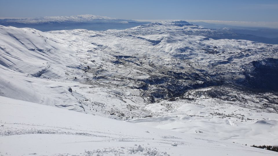 Výhled z nejvyššího bodu lyžařského areálu na vrcholu Mazár, který má bezmála 2500 metrů, je úchvatný