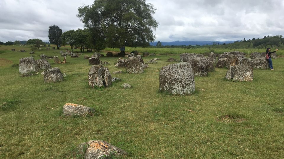 Lokality s kamennými džbány počítají archeologové na desítky
