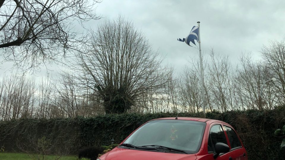 Skotská vlajka uprostřed německé vesnice nezasvěcené poněkud překvapí