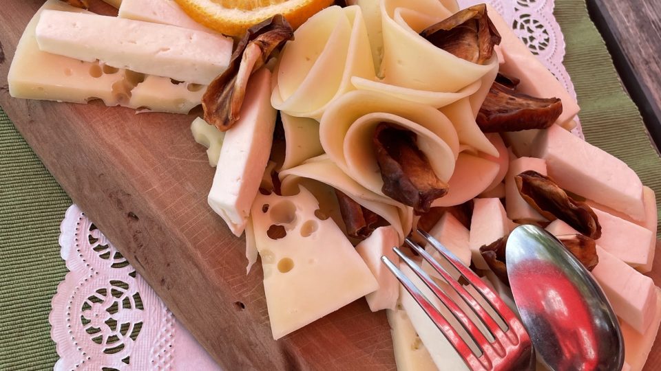 Nejznámějším tady vyráběným sýrem je trnič – tvrdý sýr přezdívaný sýr lásky