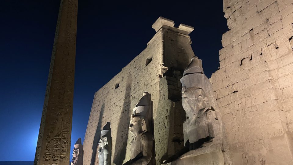 Po západu slunce tak zbývají asi tři hodiny na to projít si chrám v přítmí s krásně nasvícenými nádvořími, sloupy, kolosy faraónů