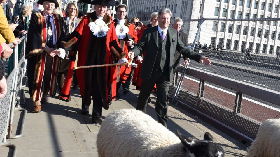 Tradici si nenechal ujít ani starosta londýnské City. (Na snímku v trojhranném klobouku)tarosta