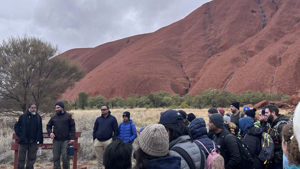 Uluru vzniklo asi před 300 miliony let. Od země k nejvyššímu bodu hora měří 348 metrů, informují průvodci turisty