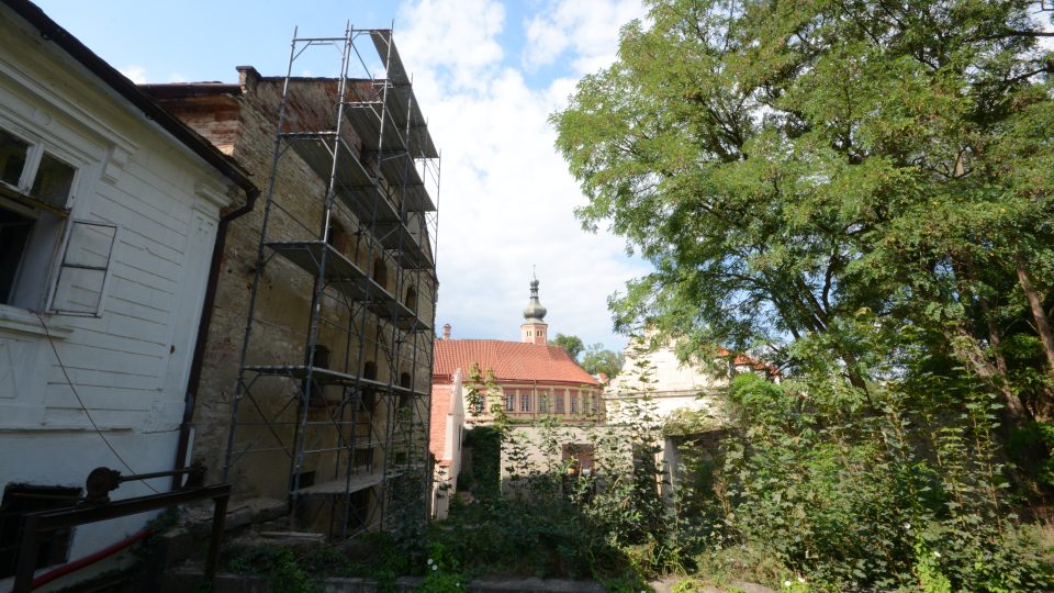 Začátek rekonstrukce hlavní fasády mlýna v září 2018. V pozadí je liběchovský zámek