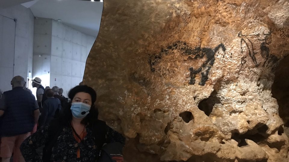 Autorka reportáže před kopií pravěké jeskyně, která je věrná nejen vizuálně, ale simuluje i stejné podmínky