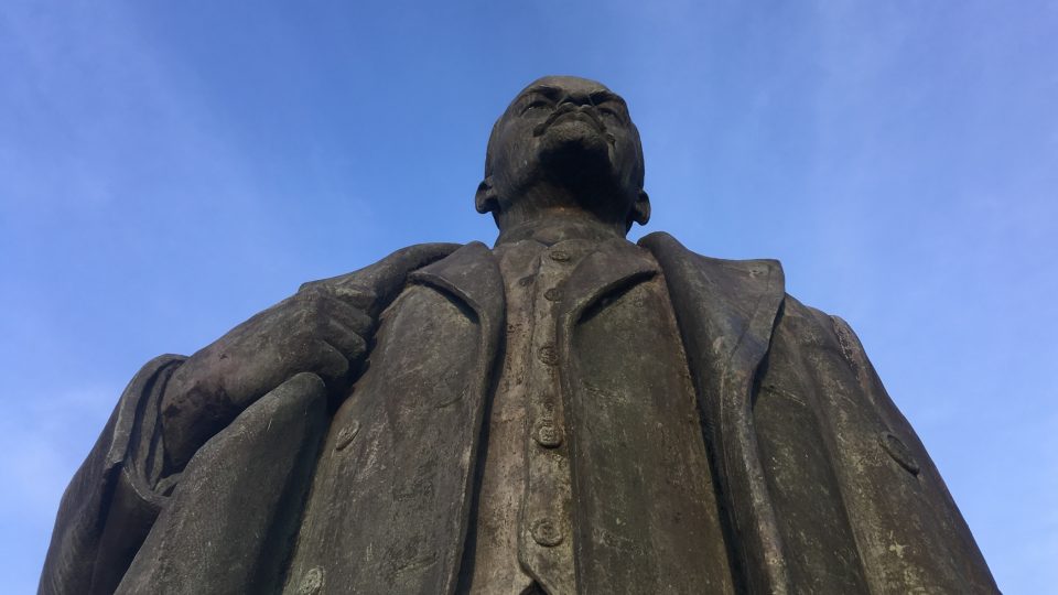 Součástí expozice je jen jediná stojící socha Lenina v nadživotní velikosti