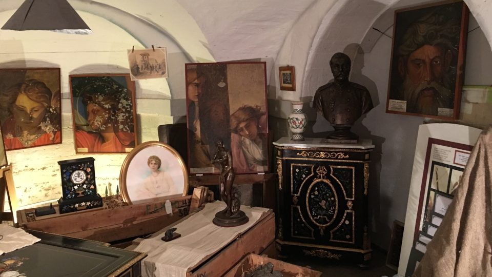 Expozice v podzemí chrámu ukazuje, jak žili správci sbírek v době obléhání hned vedle svých nejcennějších exponátů