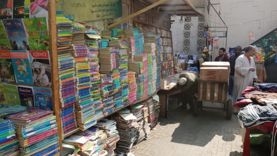 Z káhirského trhu Súr Ezbekíja málokdo odejde s prázdnou