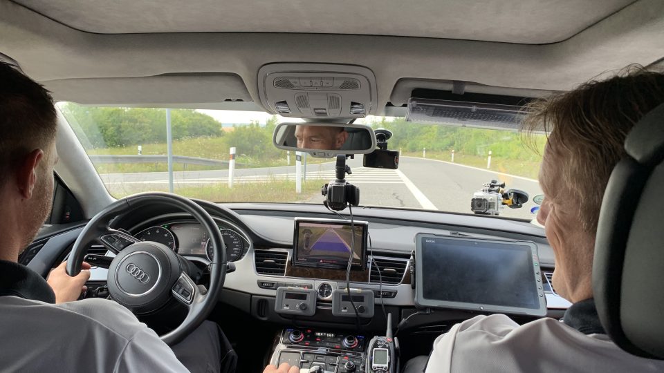 Na pronásledování kradených aut musí být neustále připraveni policisté z dálničního oddělení v Pravech u Hradce Králové