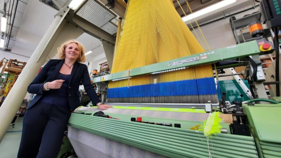 Vedoucí Katedry technologií a struktur na Textilní fakultě liberecké univerzity Brigita Kolčavová Sirková představuje inovativní technologii na tkaní reflexních nití přímo do struktury oblečení