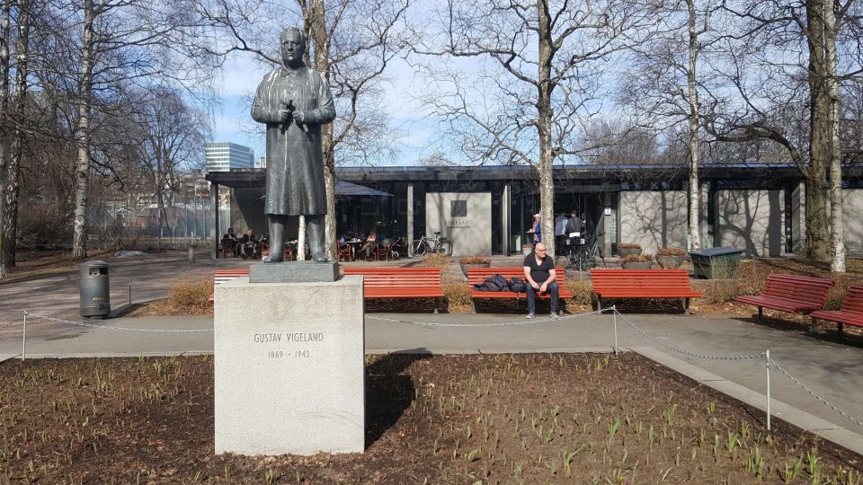 Gustav Vigeland má ve Frognerově parku také svoji sochu