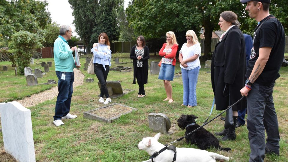 Antisův příběh není v Británii neznámý. Jeho hrob každoročně navštíví na sto lidí.