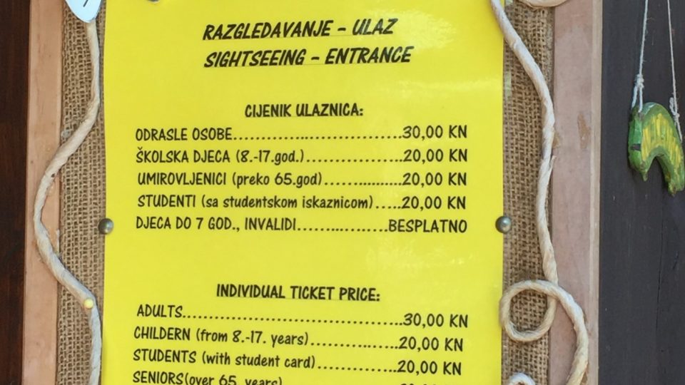 Klaudio Otočan provádí turisty mlýnem za únosný poplatek