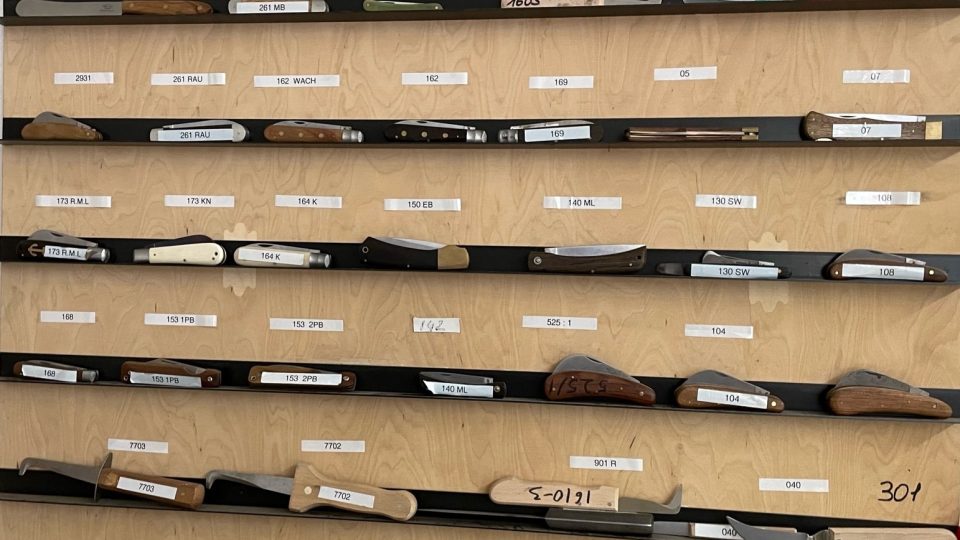 Modely různých typů kapesních nožů, které v Solingenu vyrábí firma Otter. Jako jedna z posledních ručně
