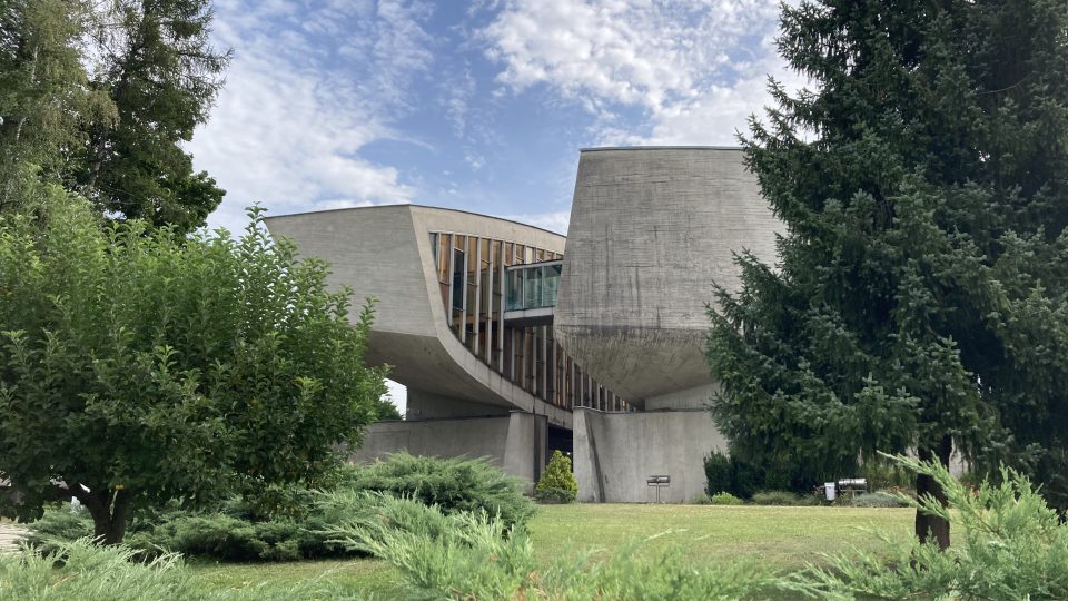 Část návštěvníků přichází i kvůli samotné architektuře. Památník byl dokončený roku 1969