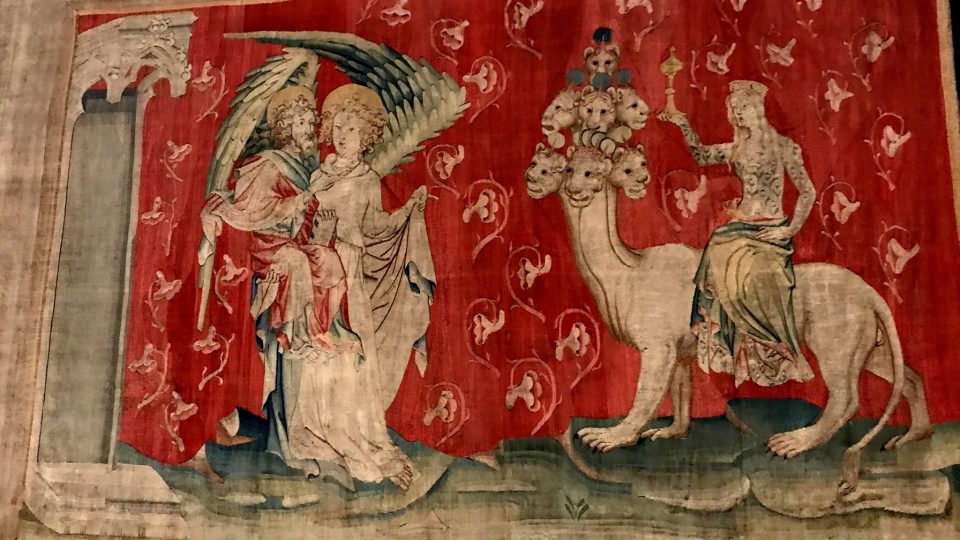 Zjevení svatého Jana neboli Apokalypsa bylo v době vzniku tapiserie oblíbeným tématem