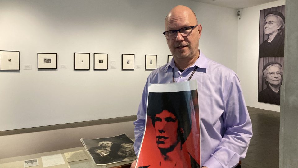 Donald Warhola se svou maturitní fotkou, kterou upravil jeho strýc Andy