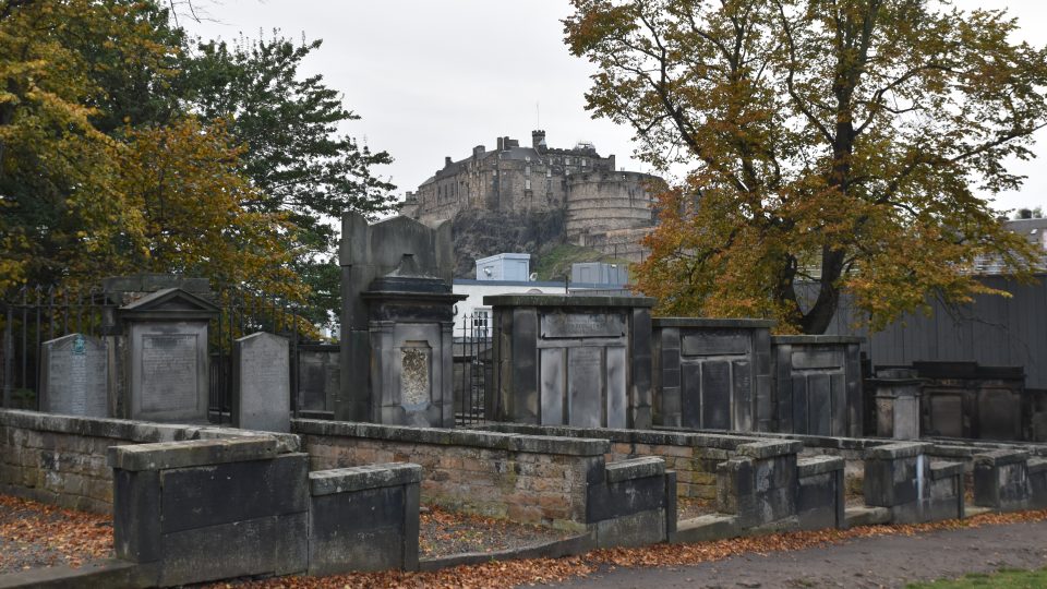 Ze hřbitova Greyfriars v Edinburghu je výhled na hrad