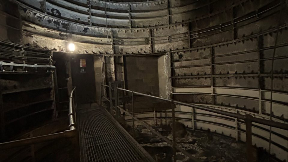 Dnes jsou víc než 150leté výtahové šachty londýnského metra prázdné a kdesi nahoře jimi prosvítá denní světlo