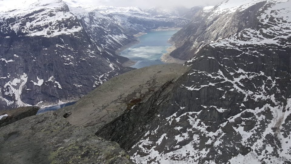 Vyhlídka Trolltunga se tyčí ve výšce 700 metrů nad nad údolím s jezerem Ringedalsvatnet